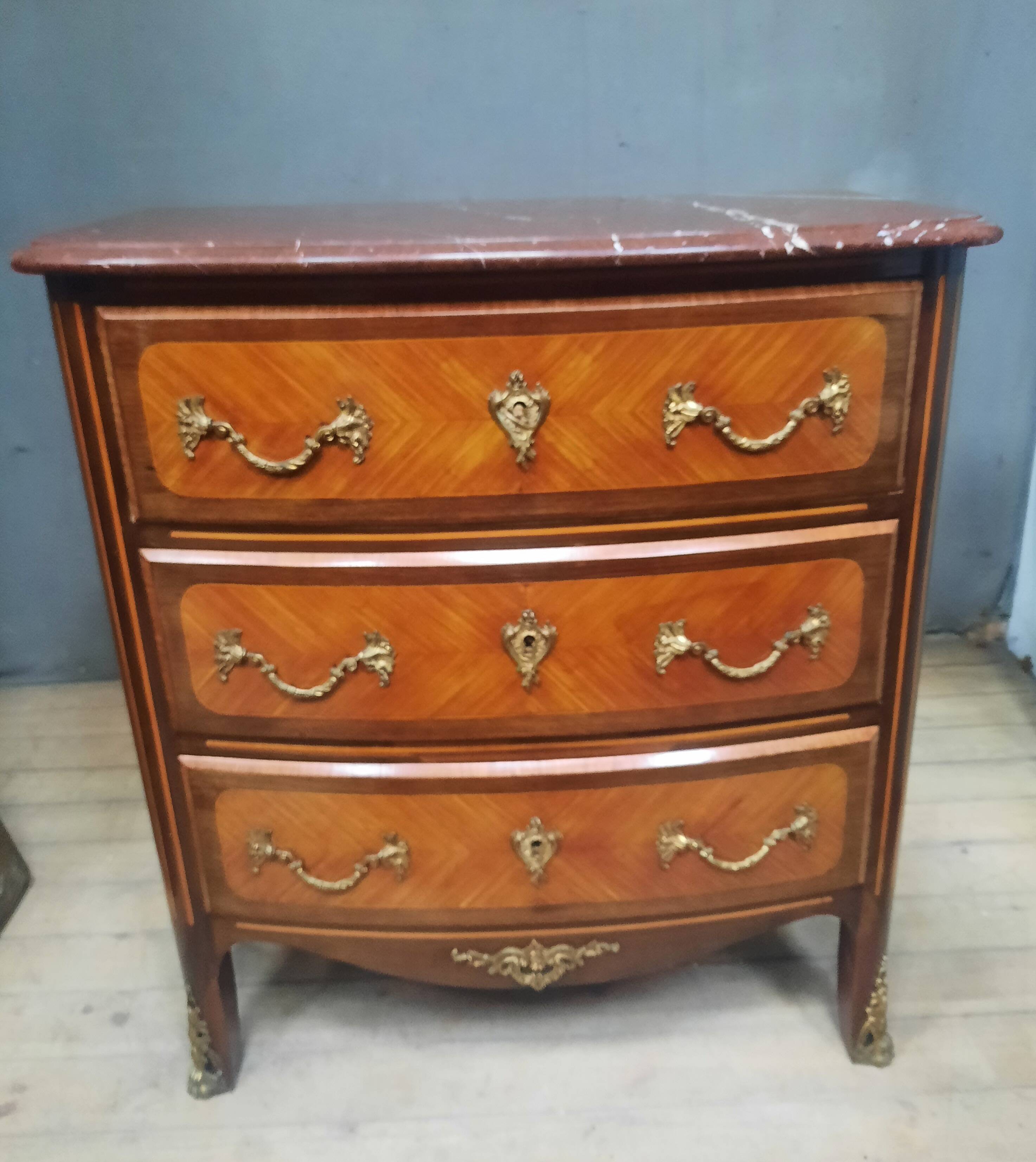 Commode en marquetterie style Louis XIV 9