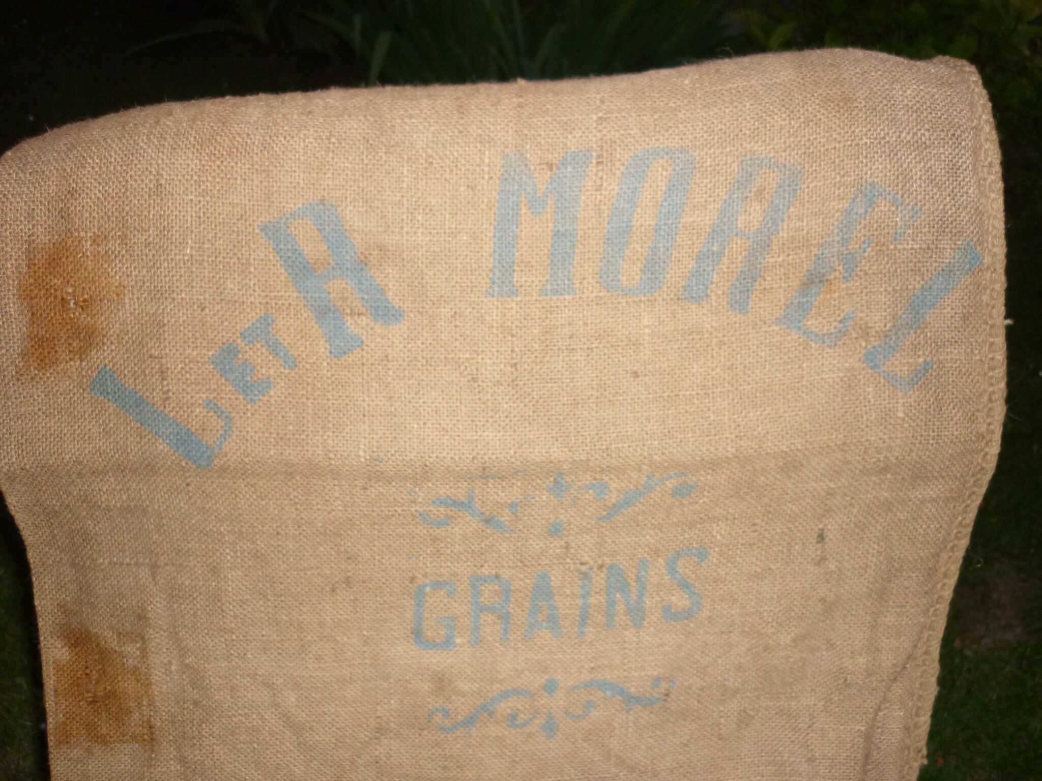 Carrying bag of grains from Brittany and Peru
