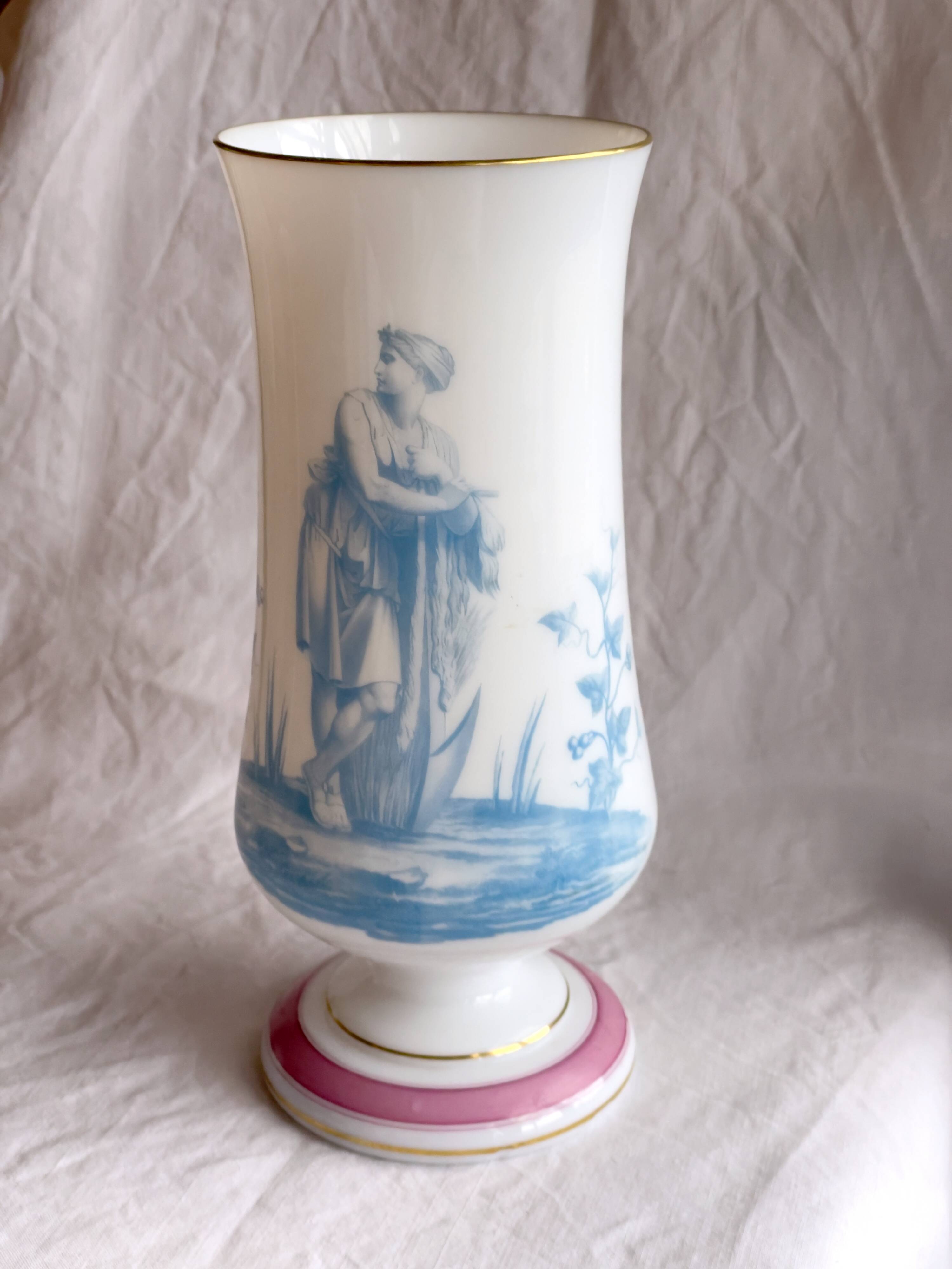 Grand Vase Opaline 19ème Siècle décor à l'antique