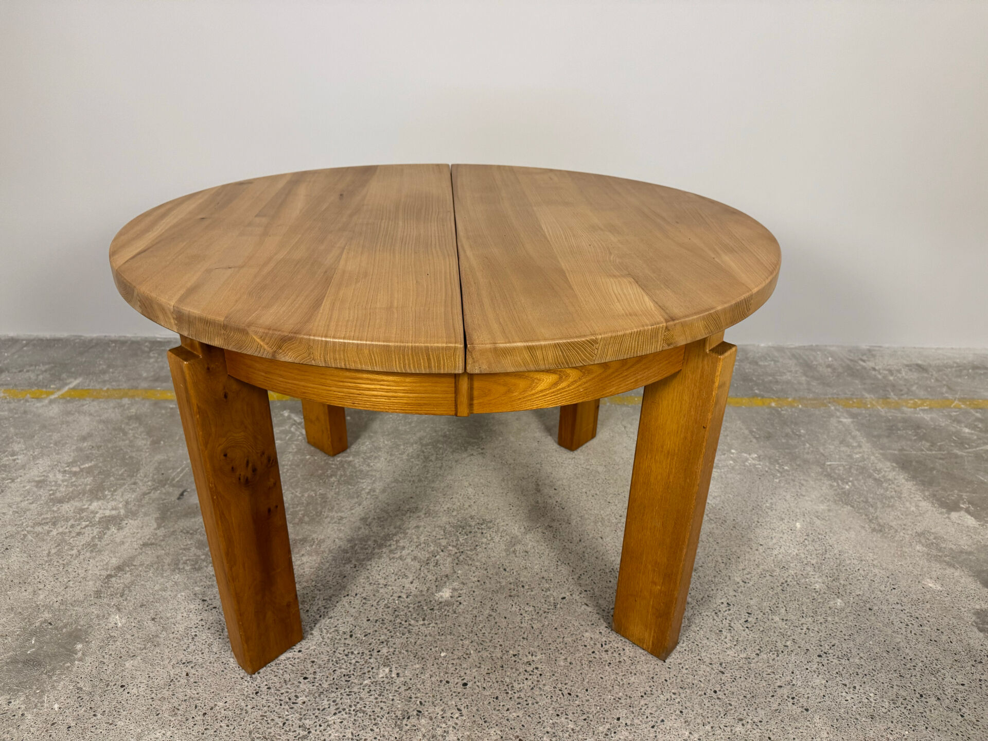 Round table with 1 extension in solid elm Regain, diameter 120 cm.