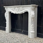 Cheminée de style Louis XV en marbre de Carrare vers 1980