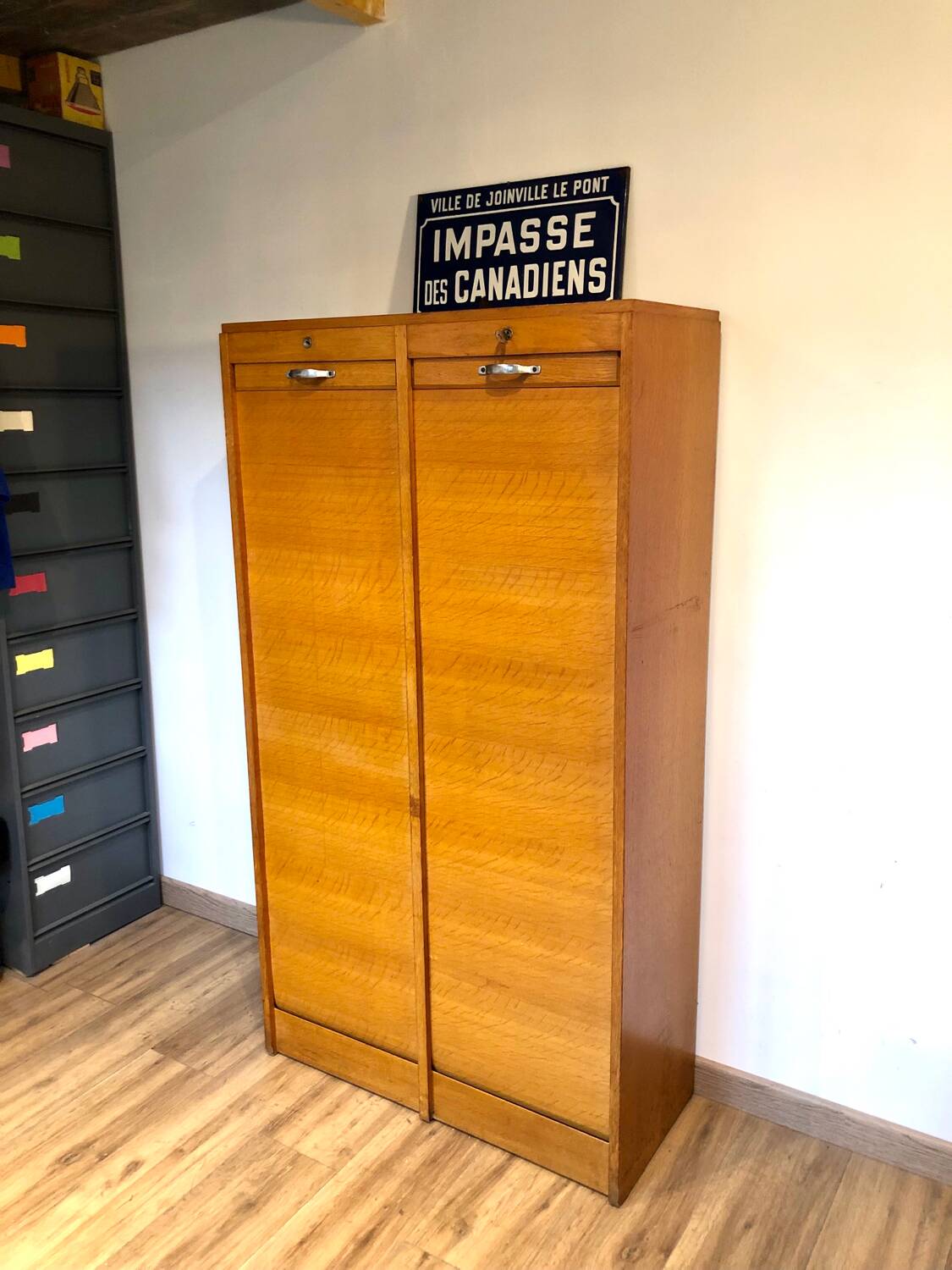 Double curtain filing cabinet