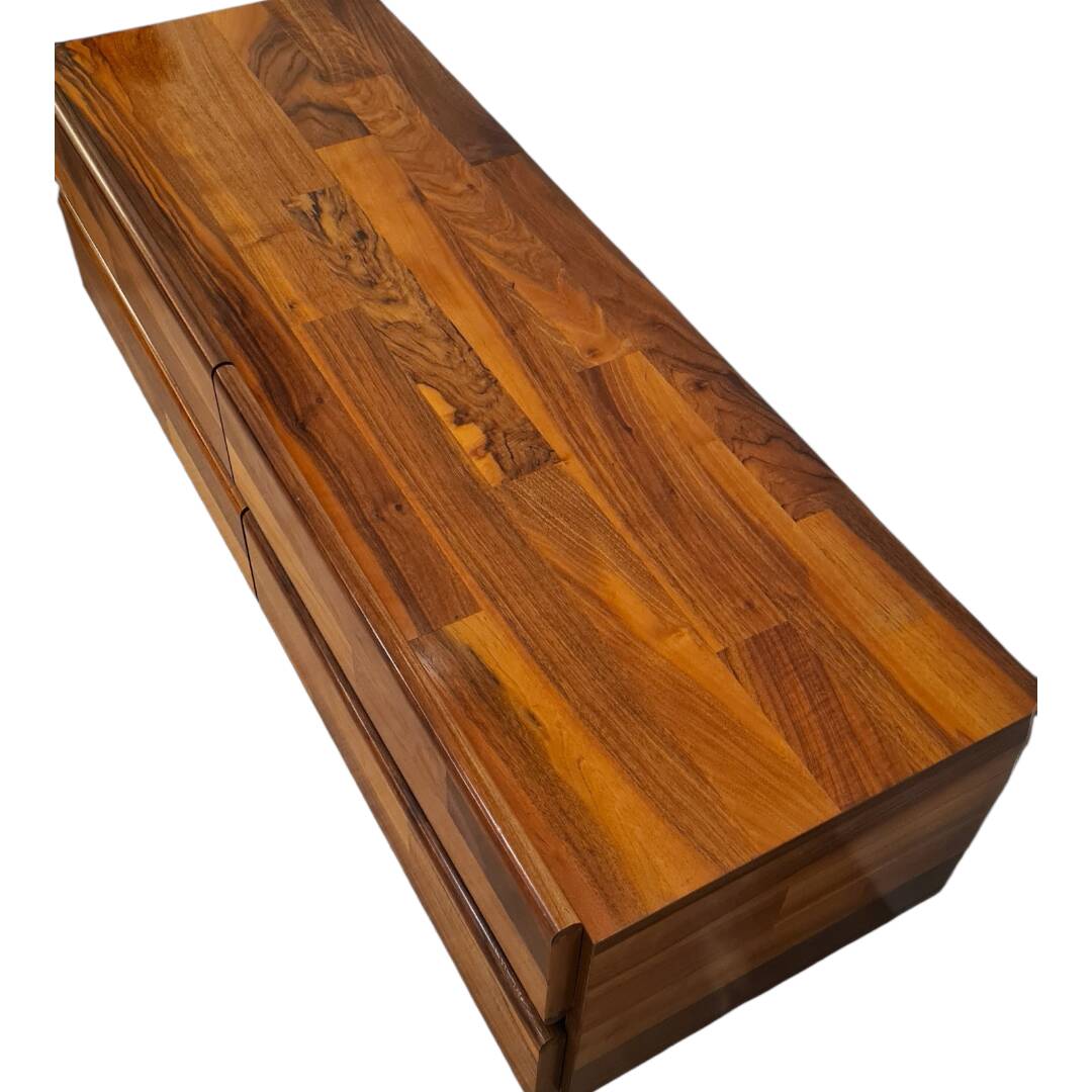 Low enfilade inspired by Jorge Zalszupin.