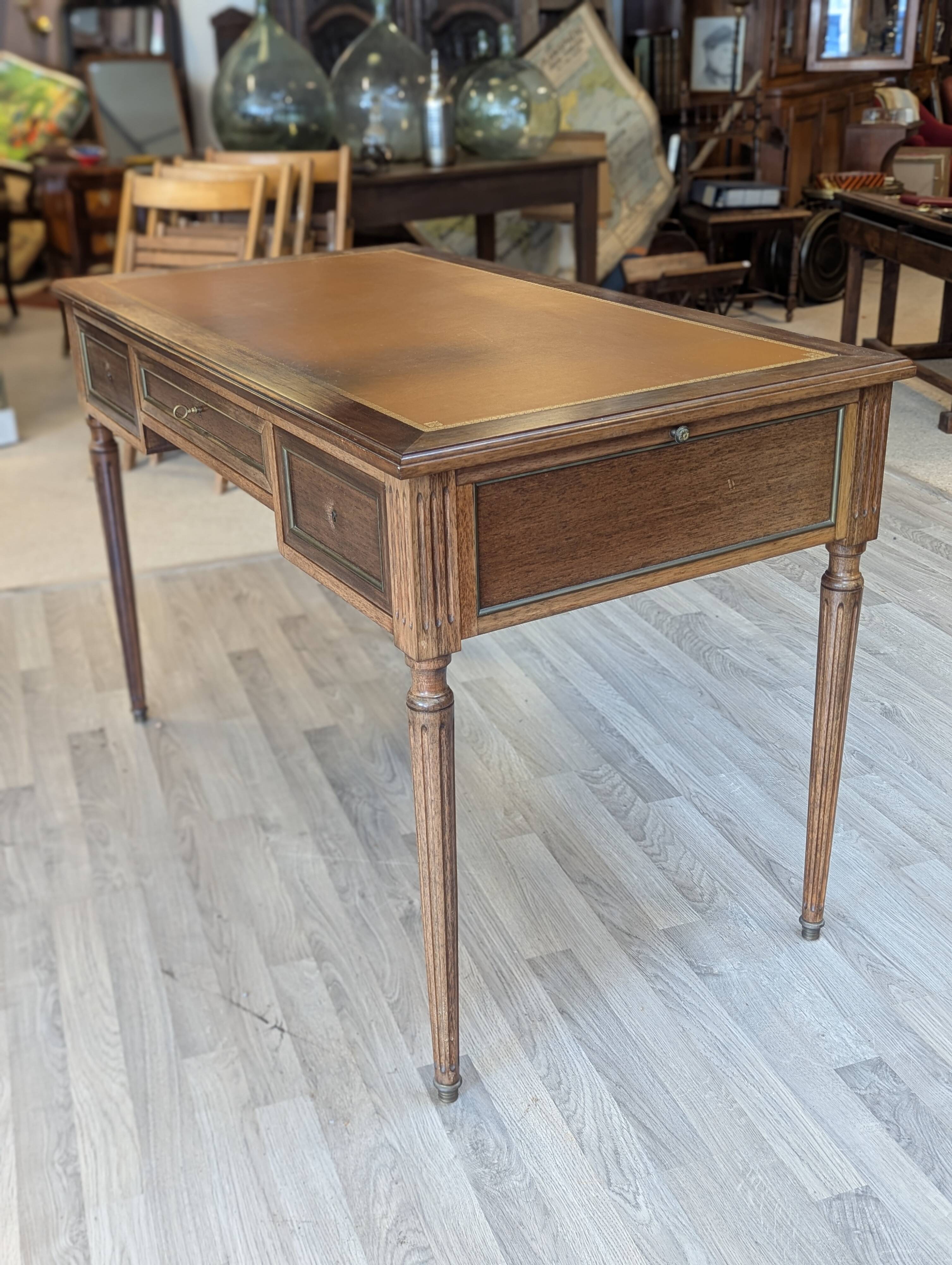 Bureau de style Louis XVI