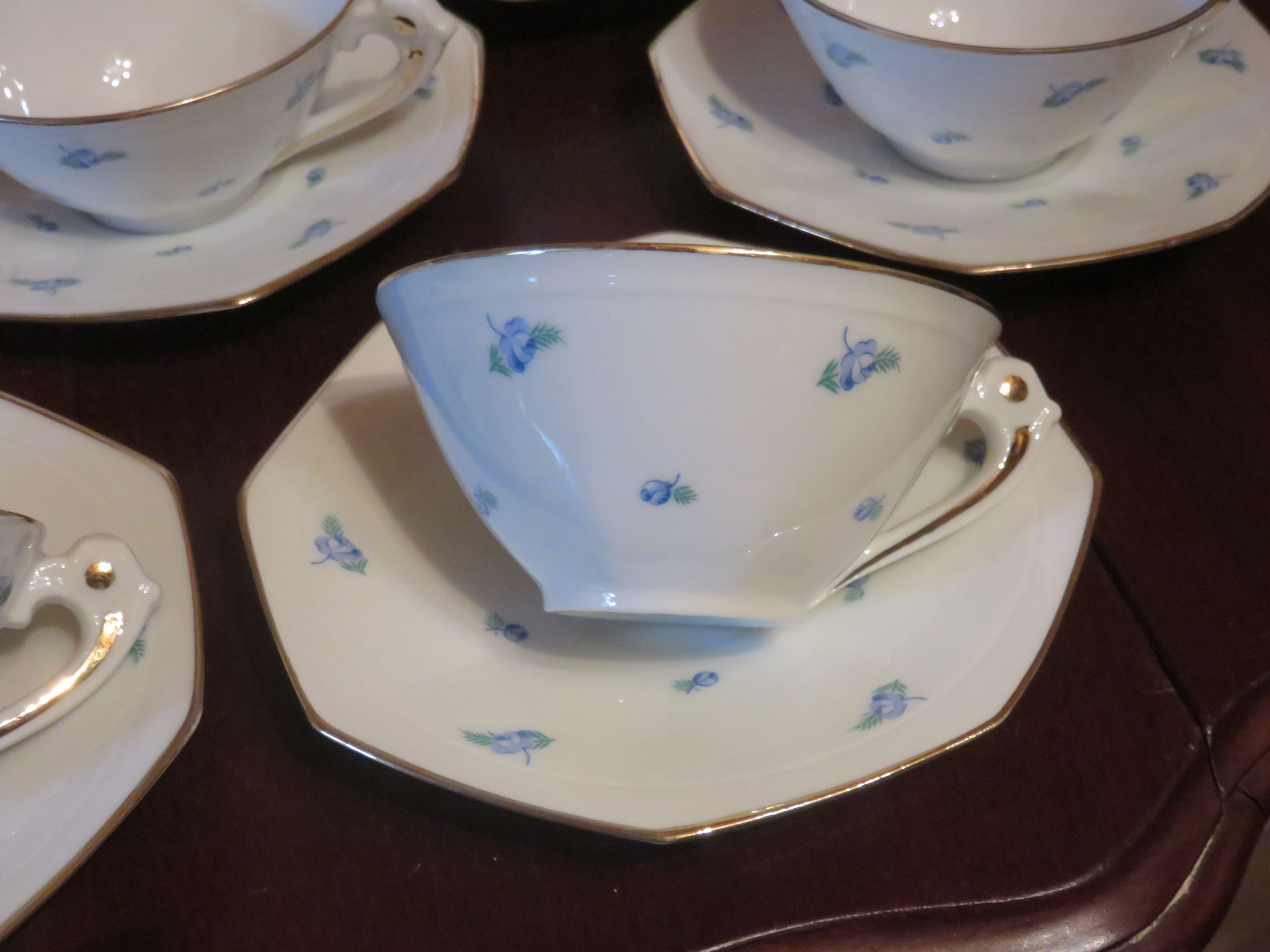 Suite de 10 tasses et sous-tasses art déco