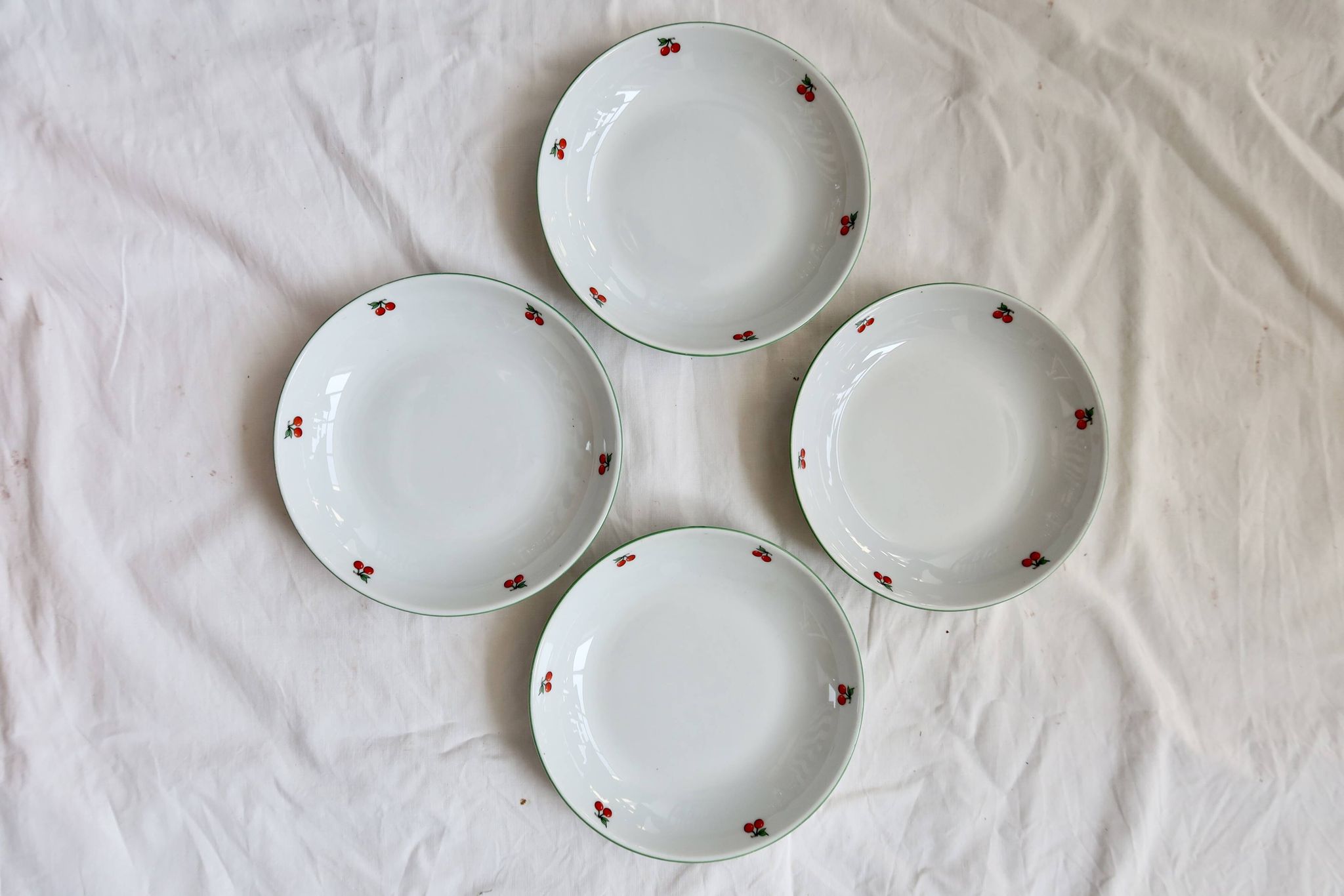 4 assiettes creuses vintage porcelaine – Motif cerises
