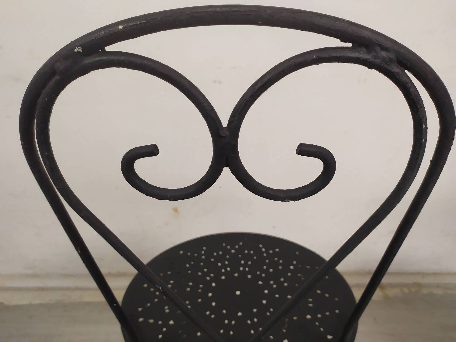 4 black garden chairs