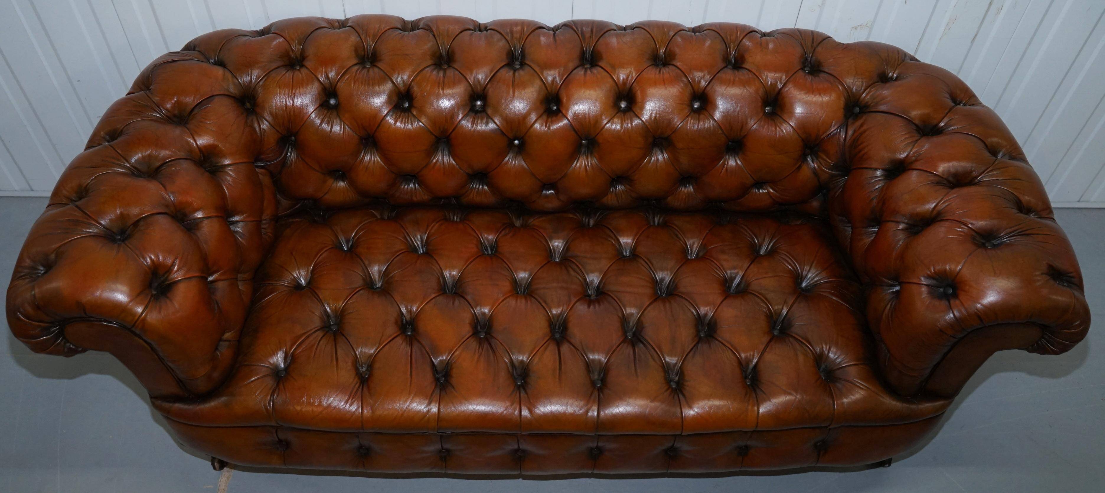 Victorian Chesterfield canapé from 1890 in restored leather, stamped Cornelius V. Smith.