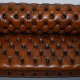 Victorian Chesterfield canapé from 1890 in restored leather, stamped Cornelius V. Smith.