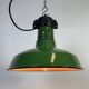 Lampe à suspension industrielle en émail vert, années 1960