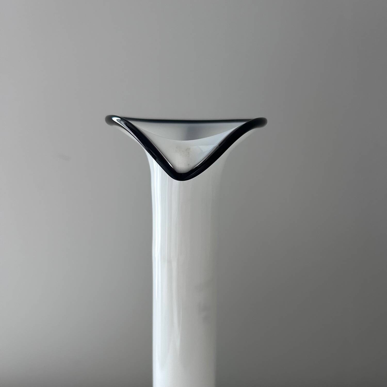 Single flower vase in white and black opaline