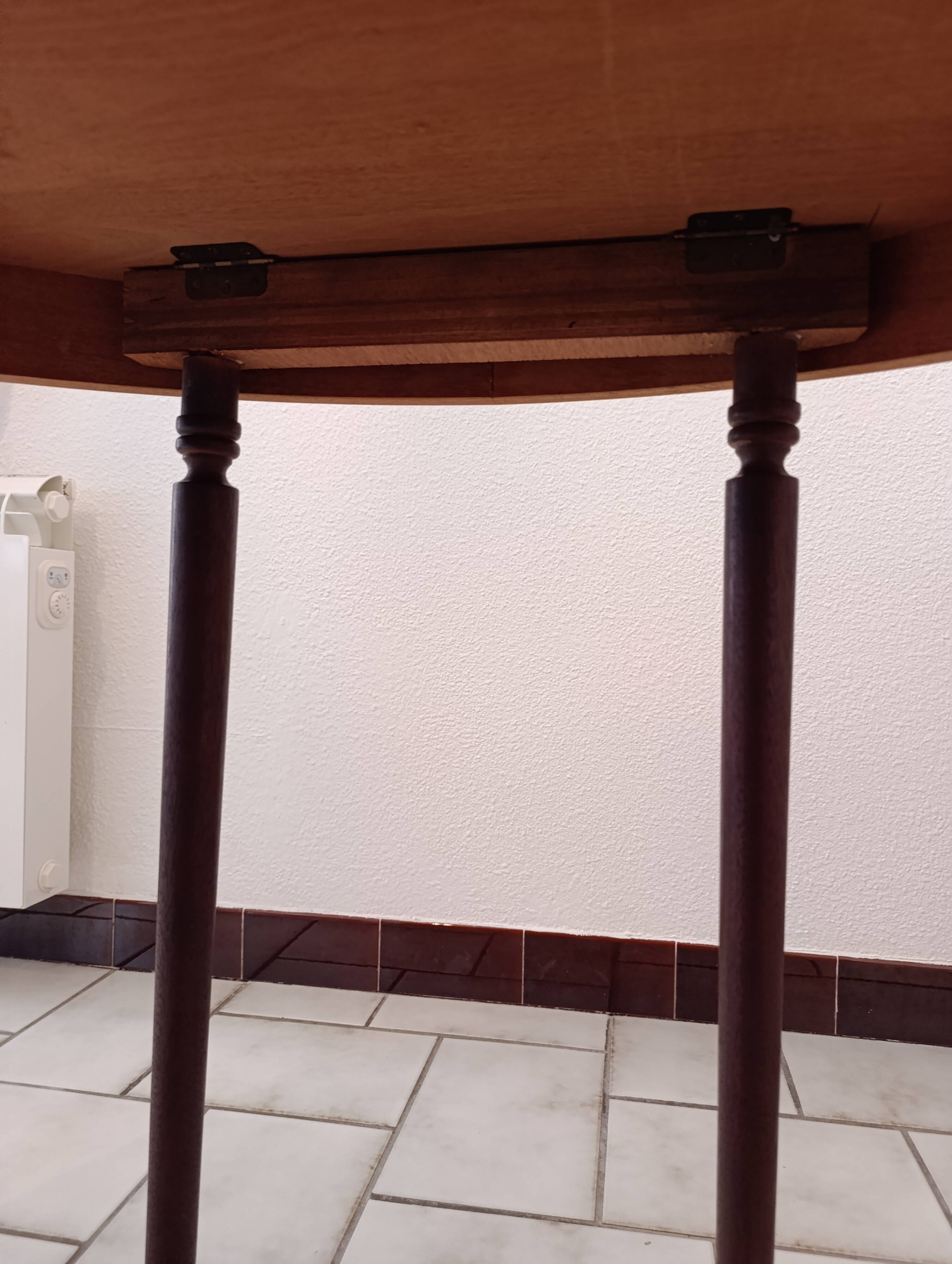Table and chairs made of mahogany wood.