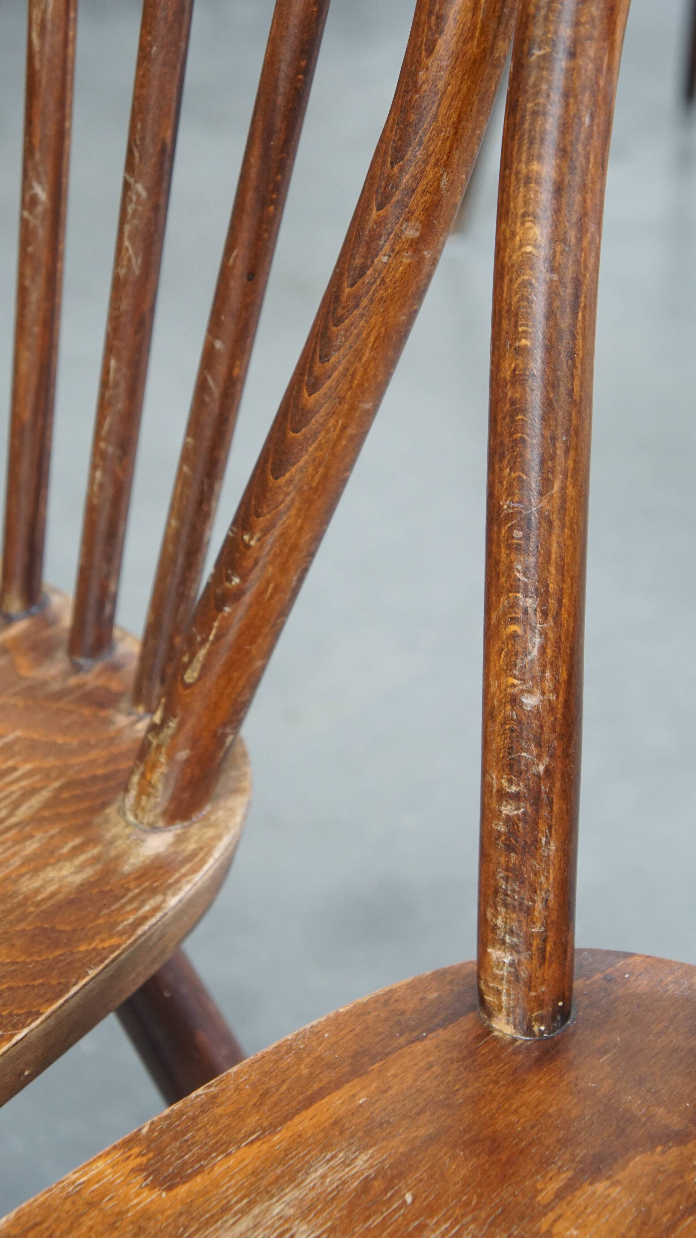 Ensemble de 8 chaises Windsor vintage en bois à dossier fuseau des années 1970