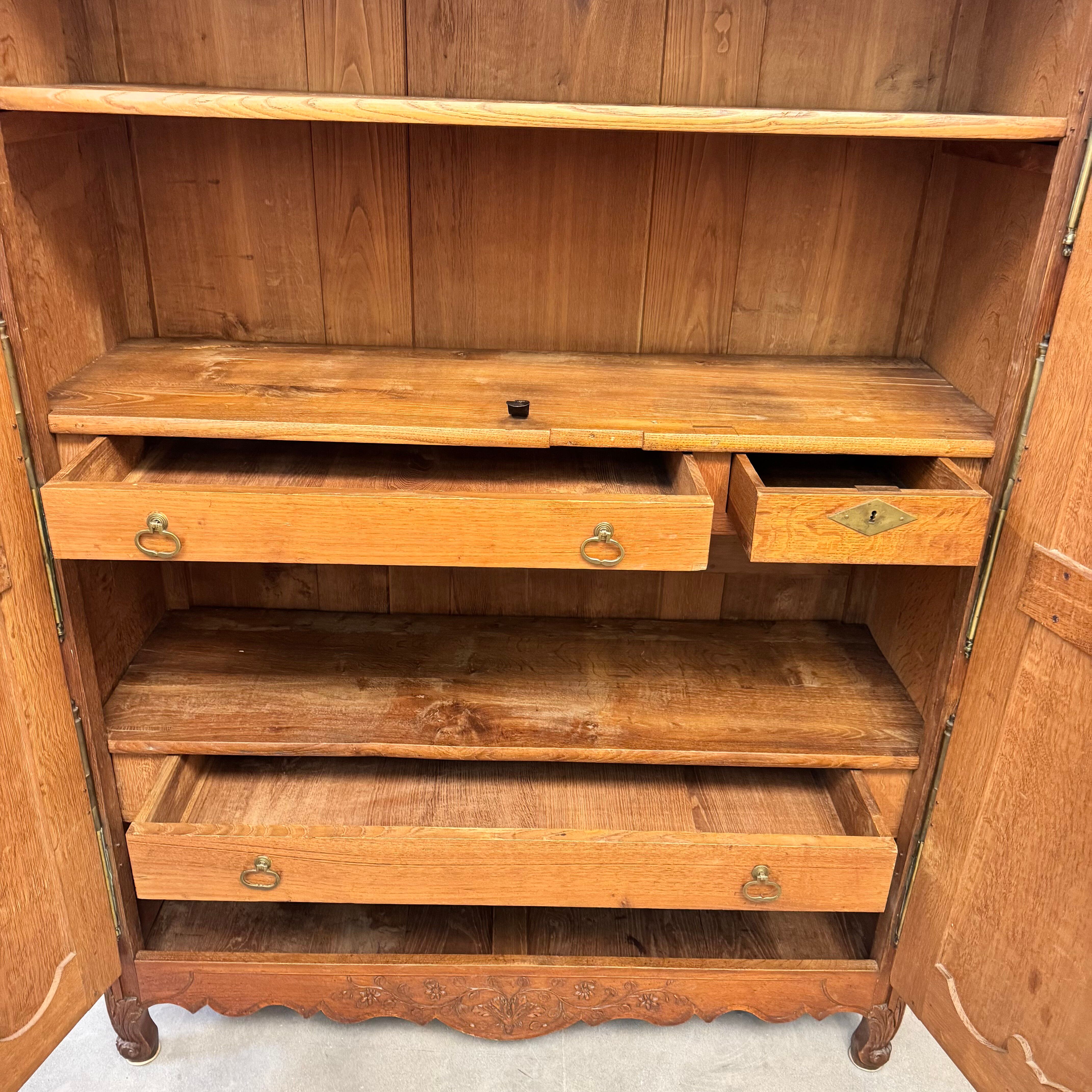 Large Country Wardrobe - French Provençal, in oak, 17th century