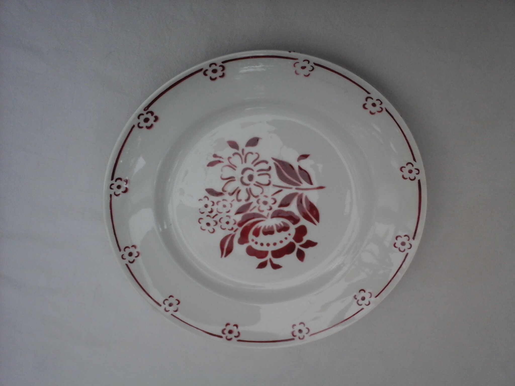 Assortment of 8 red dinner plates