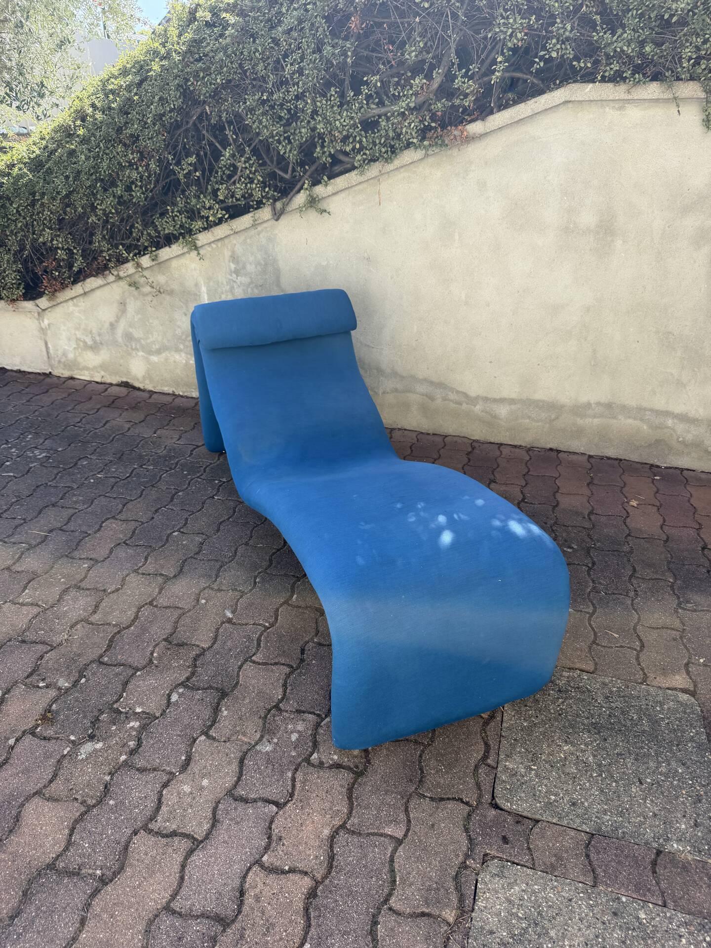 1 Djinn chaise longue by Olivier Mourgue