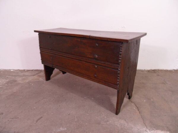 Petit coffre en bois antique en chêne
