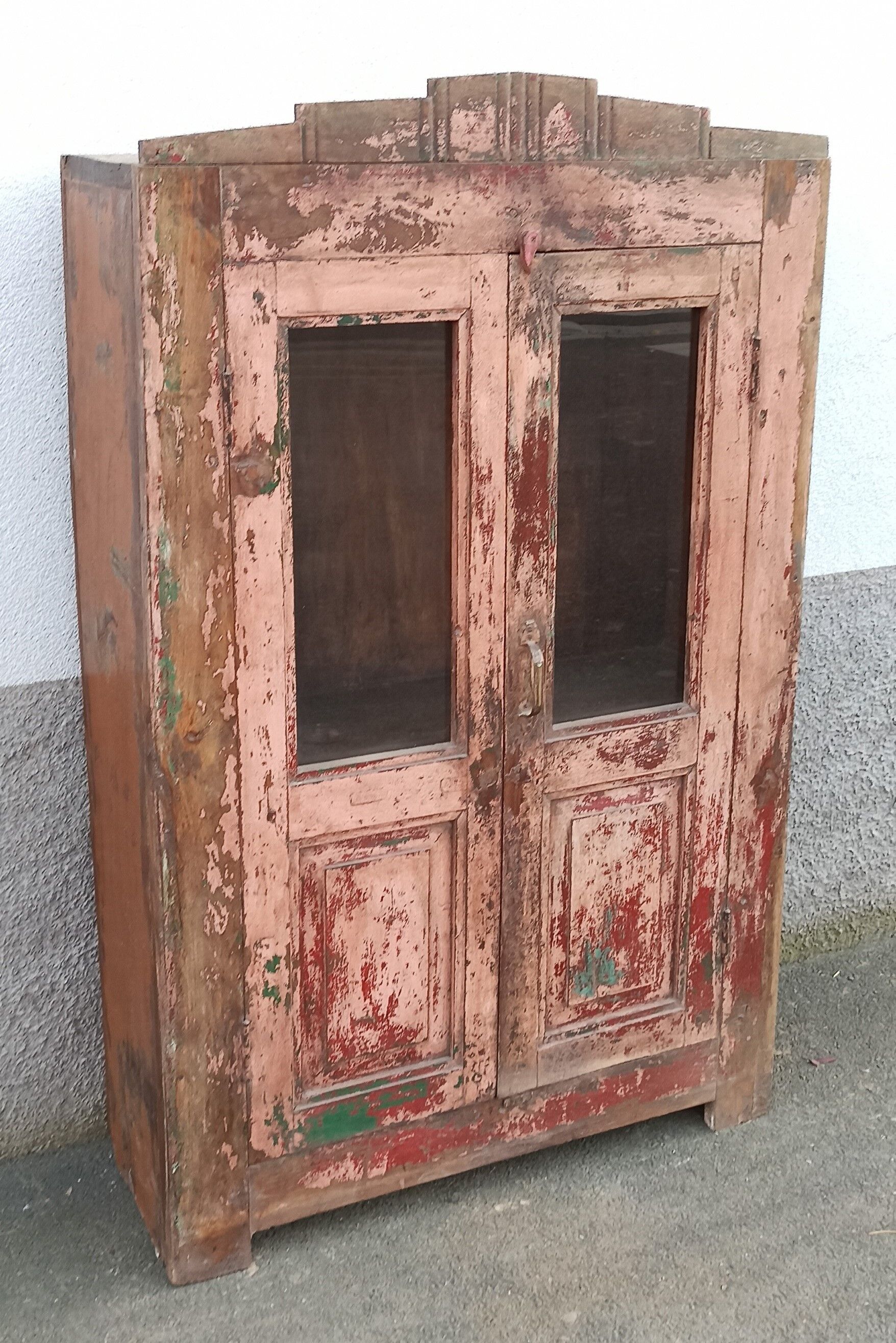 Armoire en bois rose avec portes vitrées