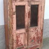 Armoire en bois rose avec portes vitrées
