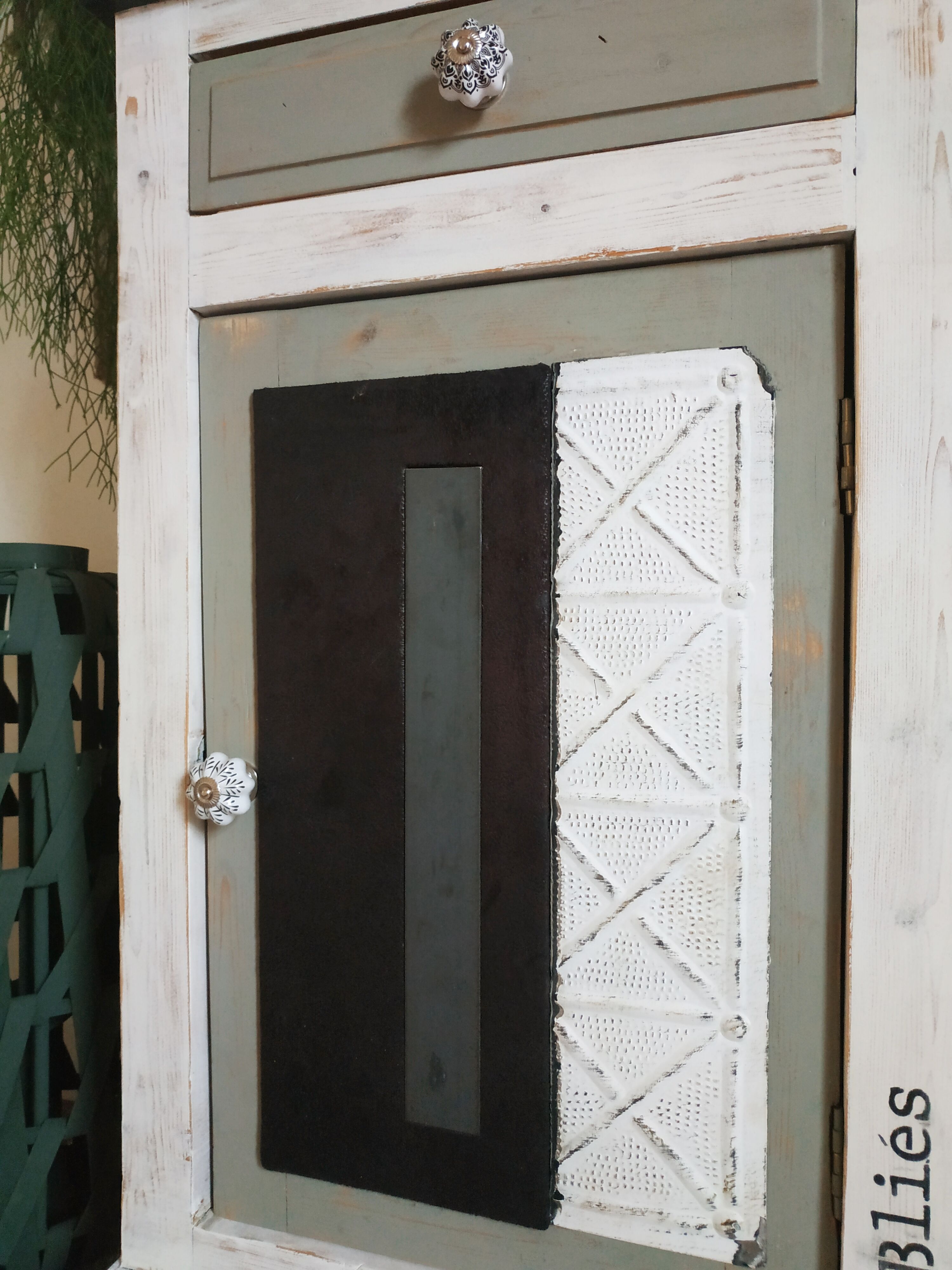 Renovated old wooden candiurier