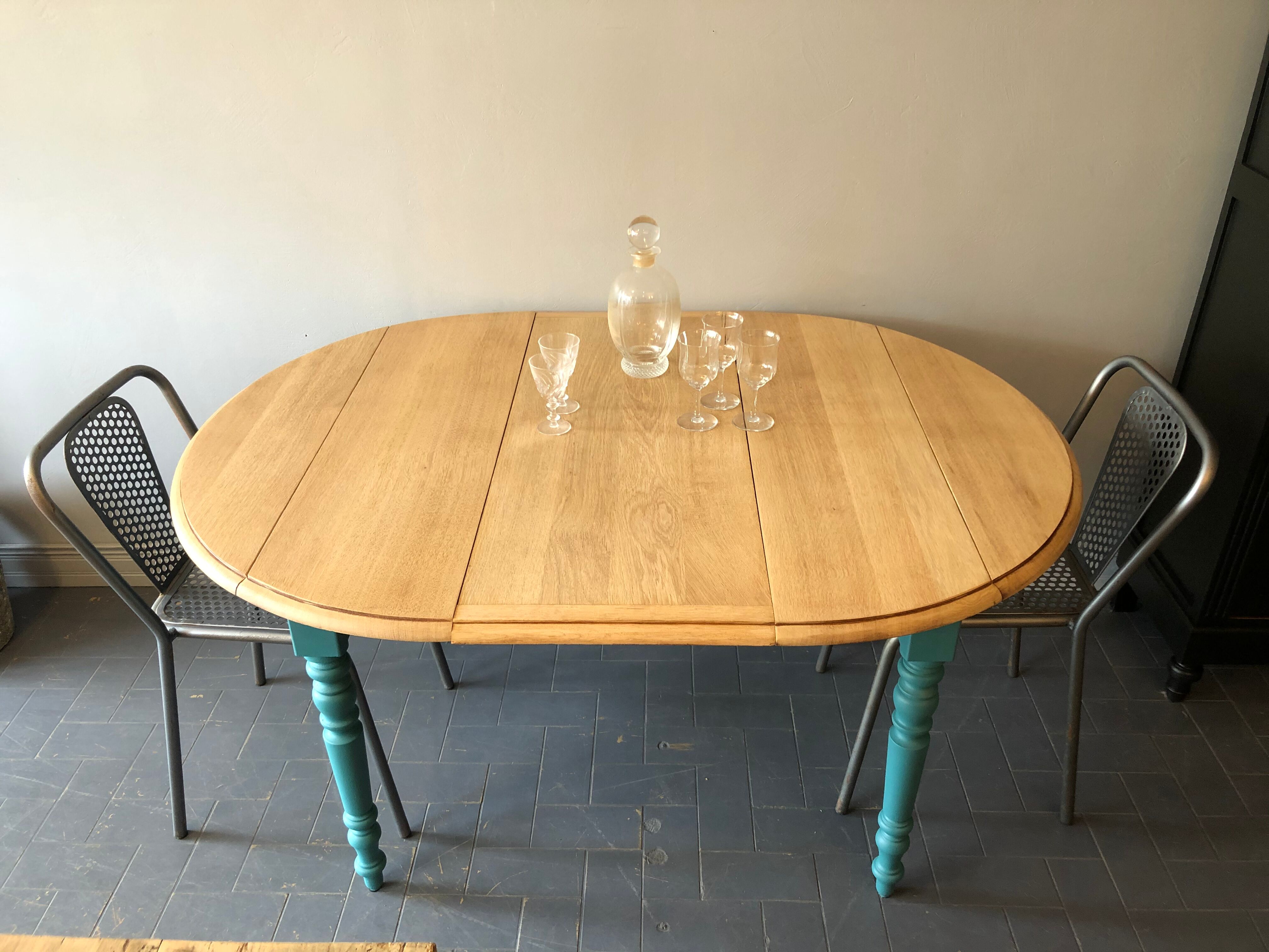 Roundtable with flaps and extensions