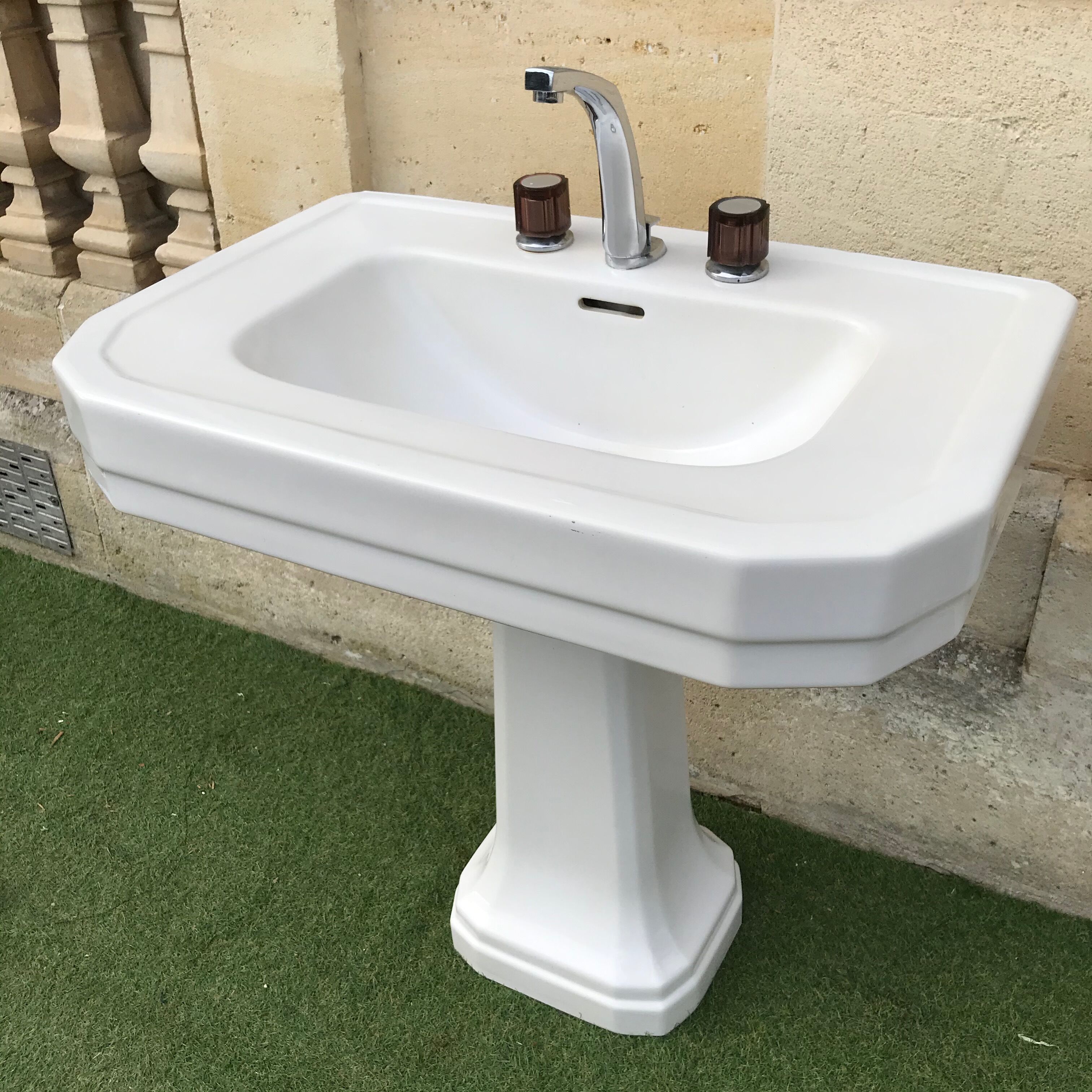 Art deco sink made of earthenware