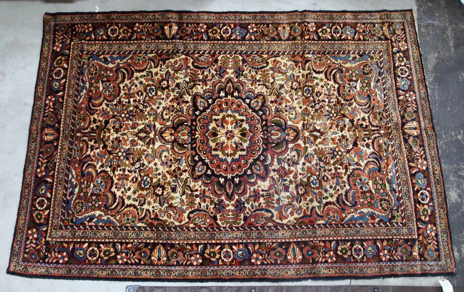 Handmade antique Persian Sarouk rug 3.1' x 5.2' (94cm x 158cm) 1900s