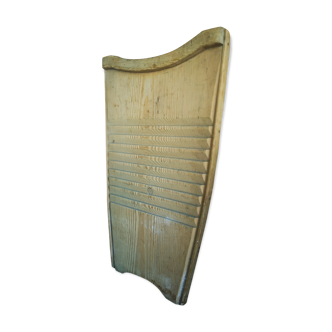 Wooden board to wash laundry