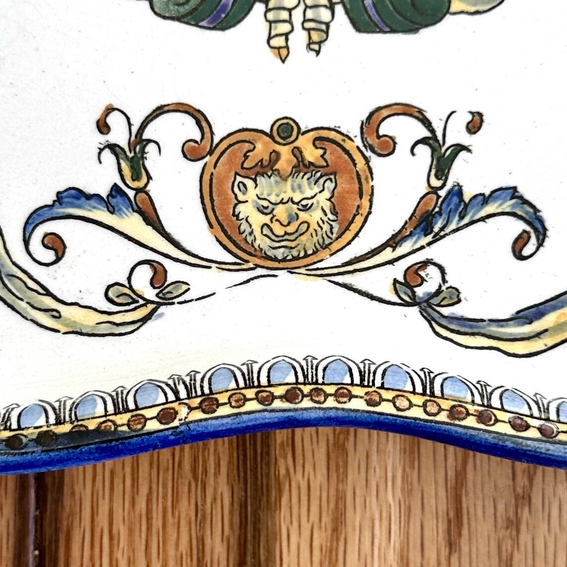 Antique Gien dish - 19th century - Italian Renaissance earthenware - Grotesque and allegorical decoration, 26.5 cm