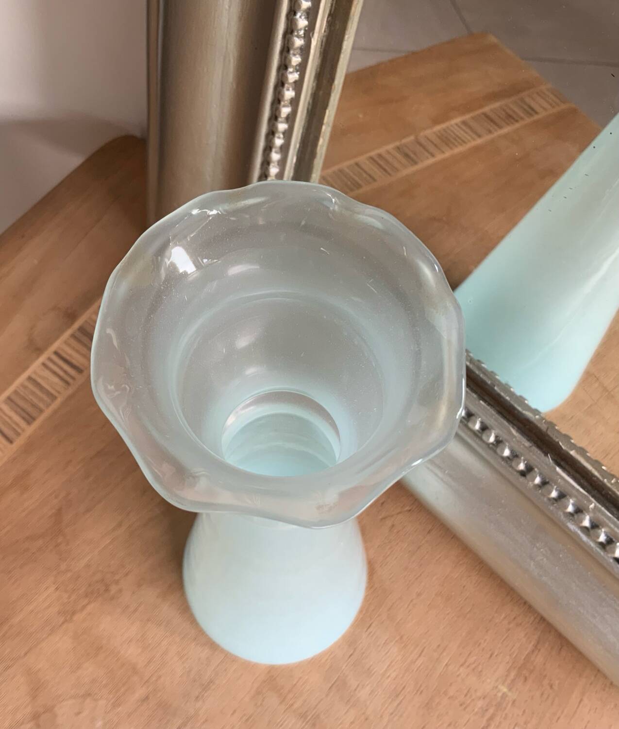 Vase vintage en verre opalin bleu pâle - col festonné - style années 5