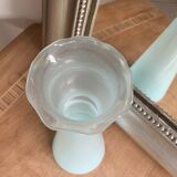 Vase vintage en verre opalin bleu pâle - col festonné - style années 5