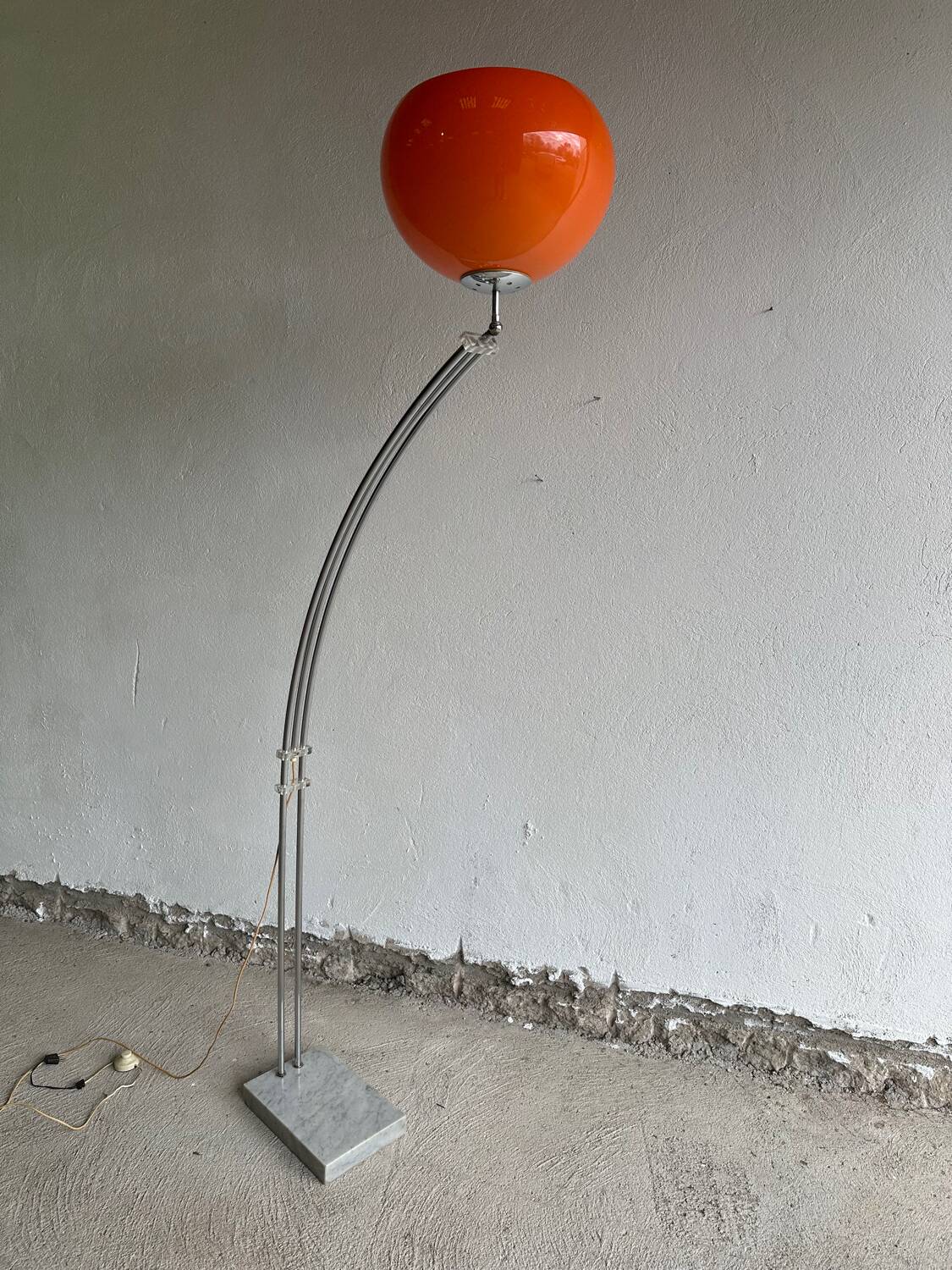 Lampadaire arc orange, design Italien 1970