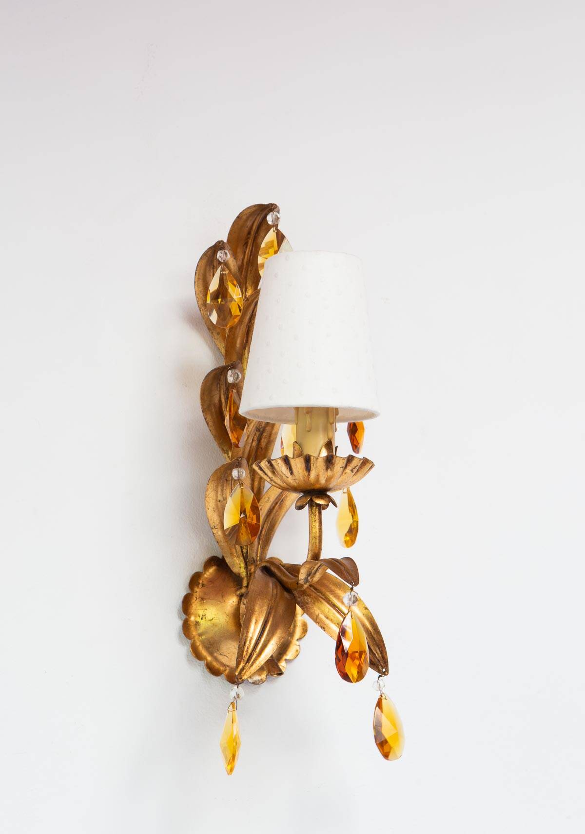Applique italienne vintage en métal doré avec des pampilles ambre