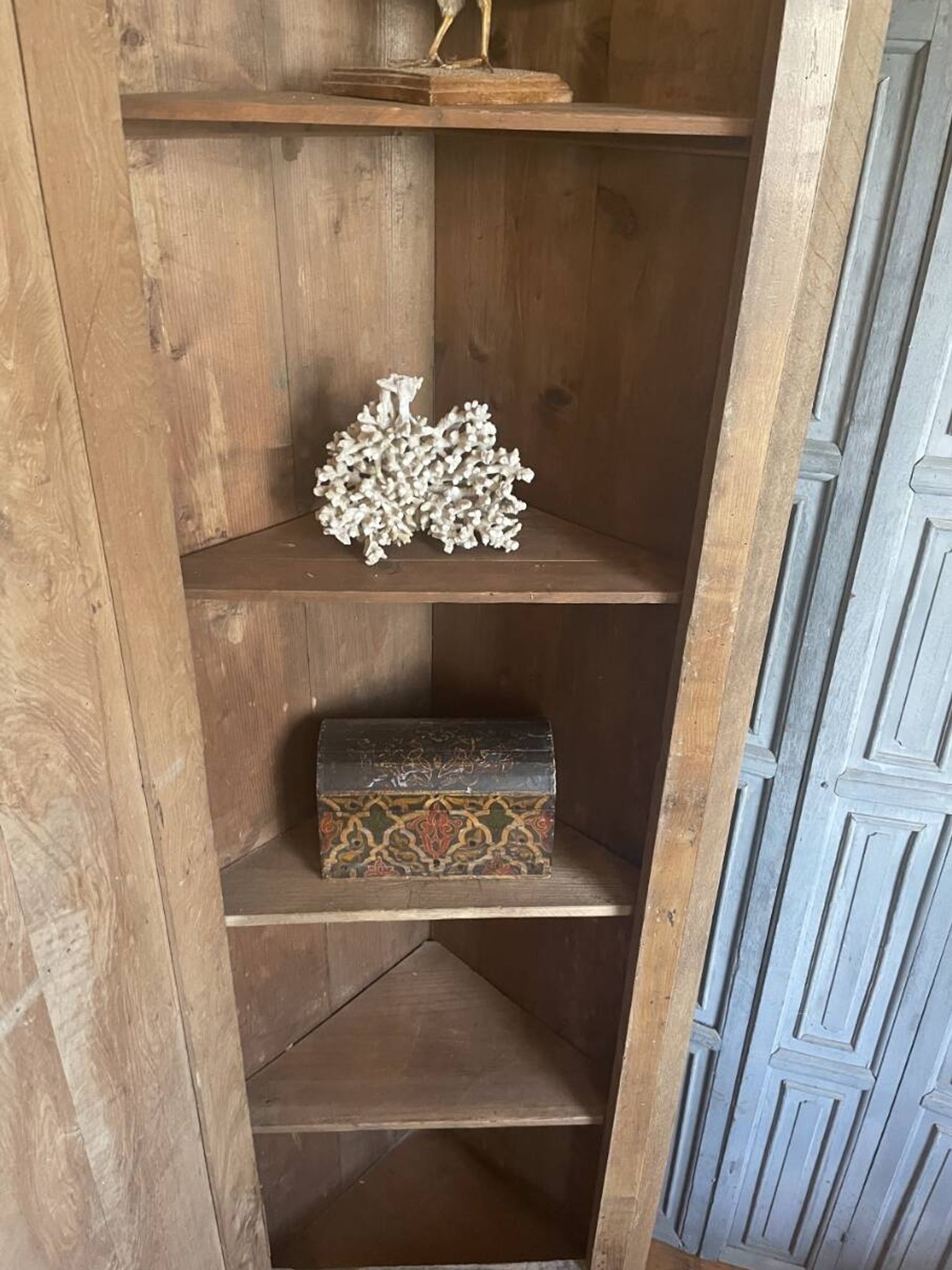 Armoire d'angle provinciale XIXe siècle noyer/chêne
