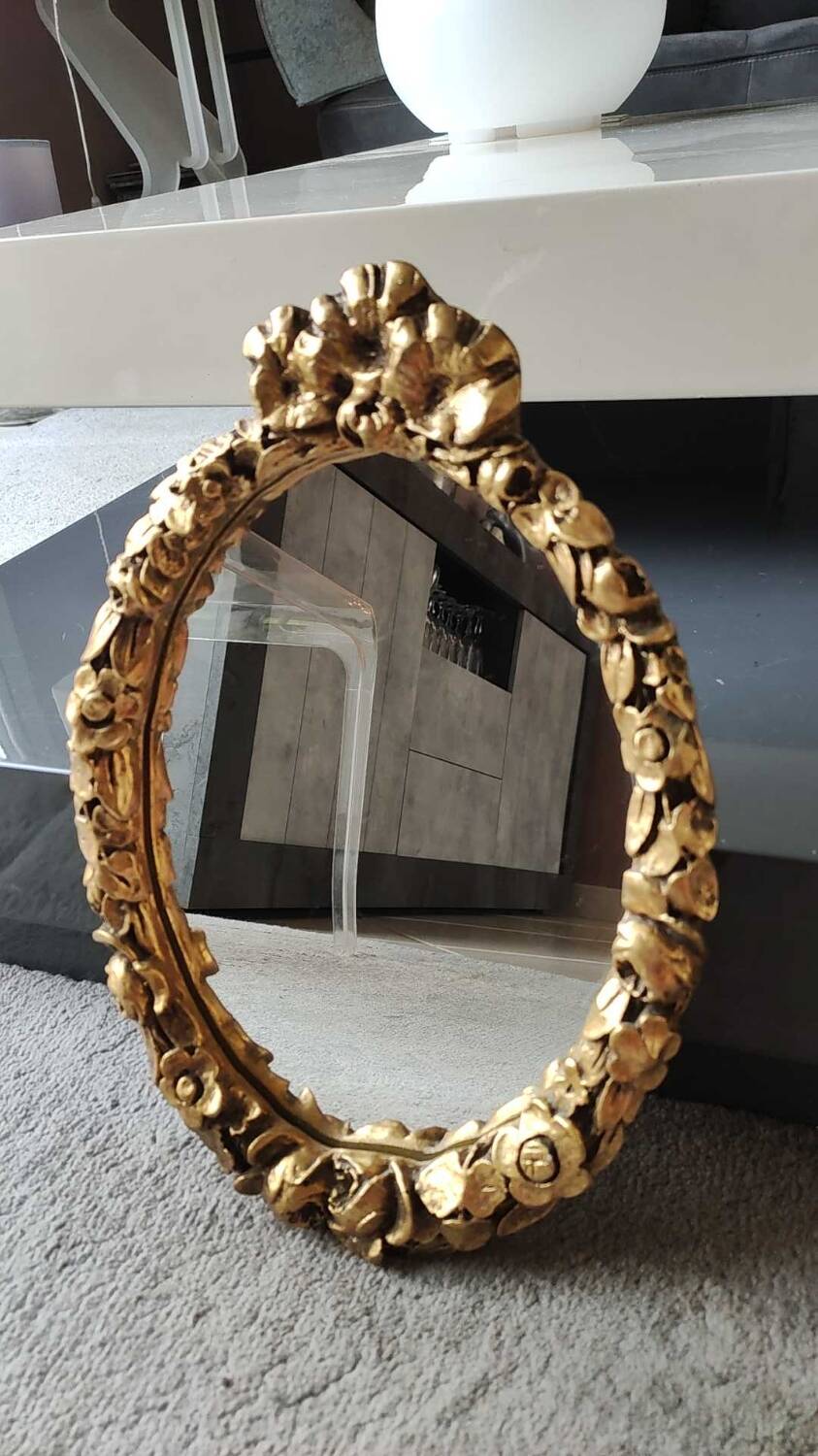 Hollywood Regency style oval Victorian mirror. In antique gold wood. 31 x 21cm