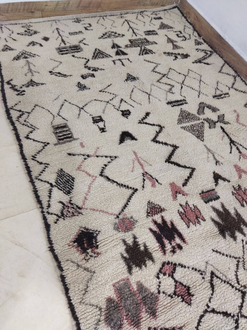 Vintage Berber rug 306 X 135 CM
