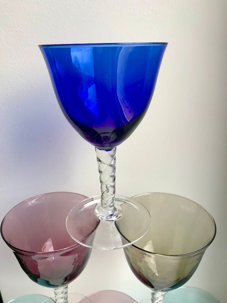 Set 6 colored wine glasses and worked feet 70s