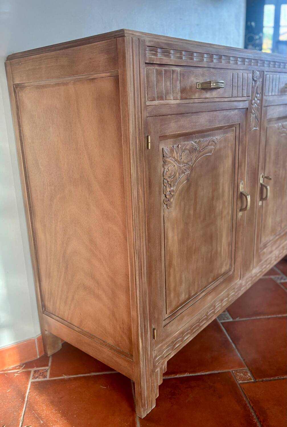 Buffet Art Déco des années 40 en bois massif blanchi – restaurer