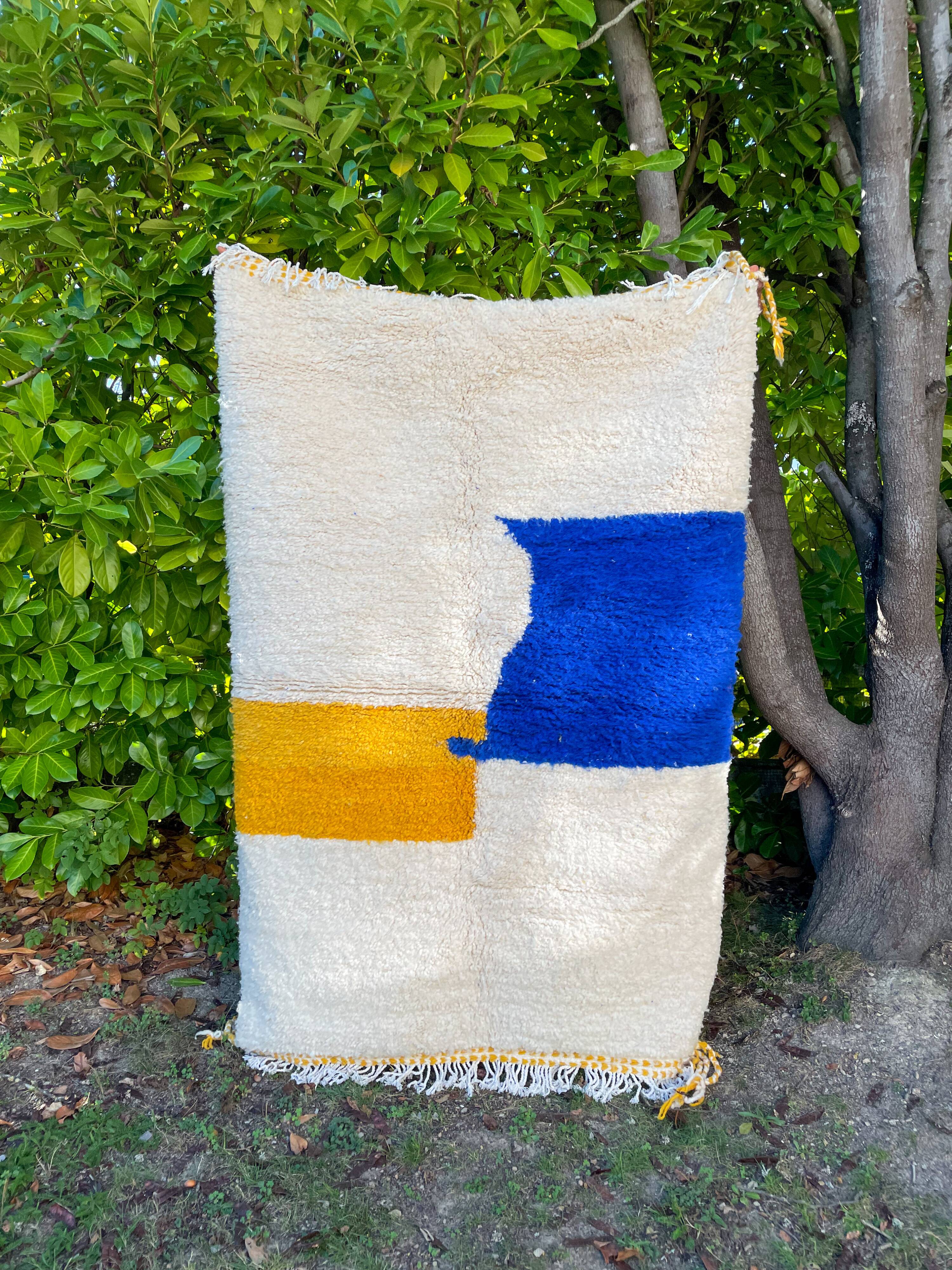 Berber carpet béni ouarain modern white with abstract patterns mustard yellow and blue majorelle