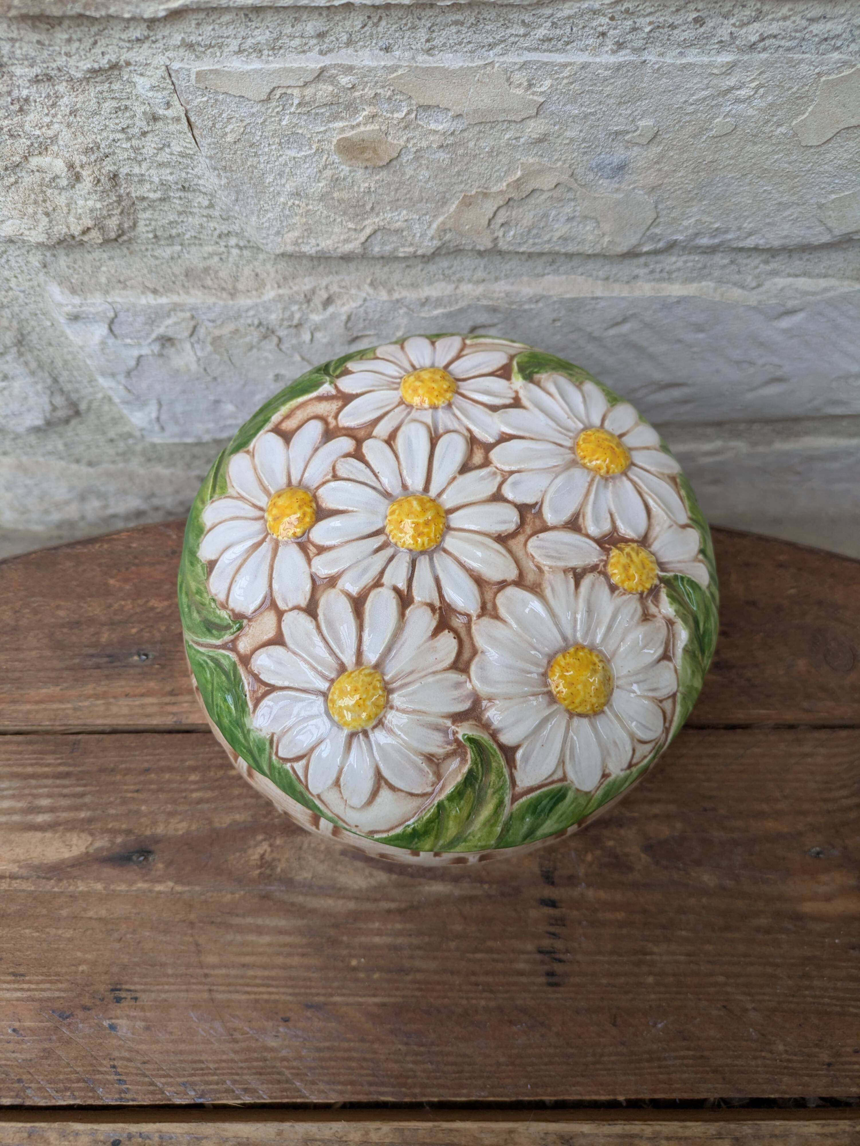 Boite ronde avec couvercle en barbotine à décor de marguerite Holland Mold