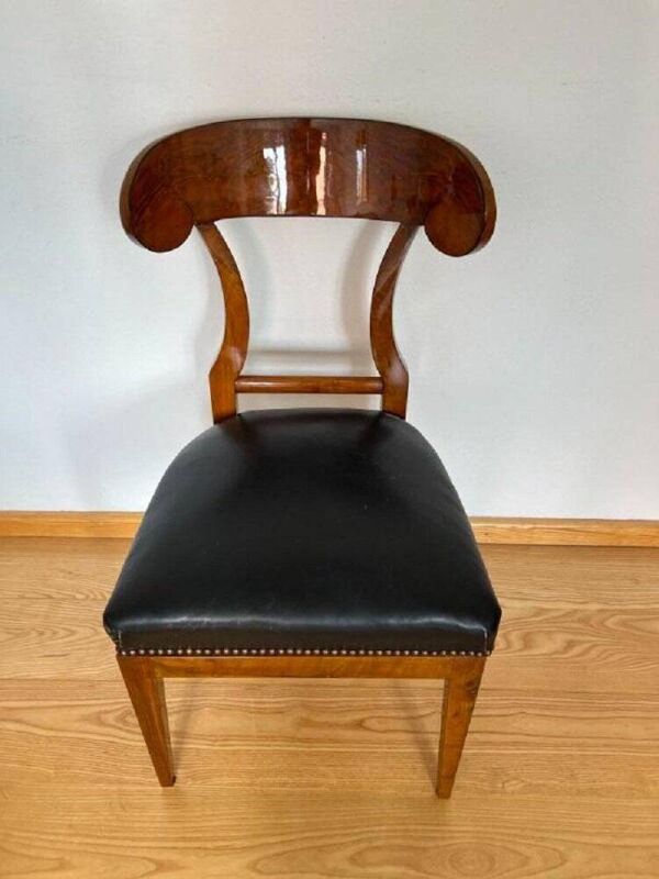 Chaise Pelle Biedermeier en placage de noyer et cuir noir, Autriche, années 1820.