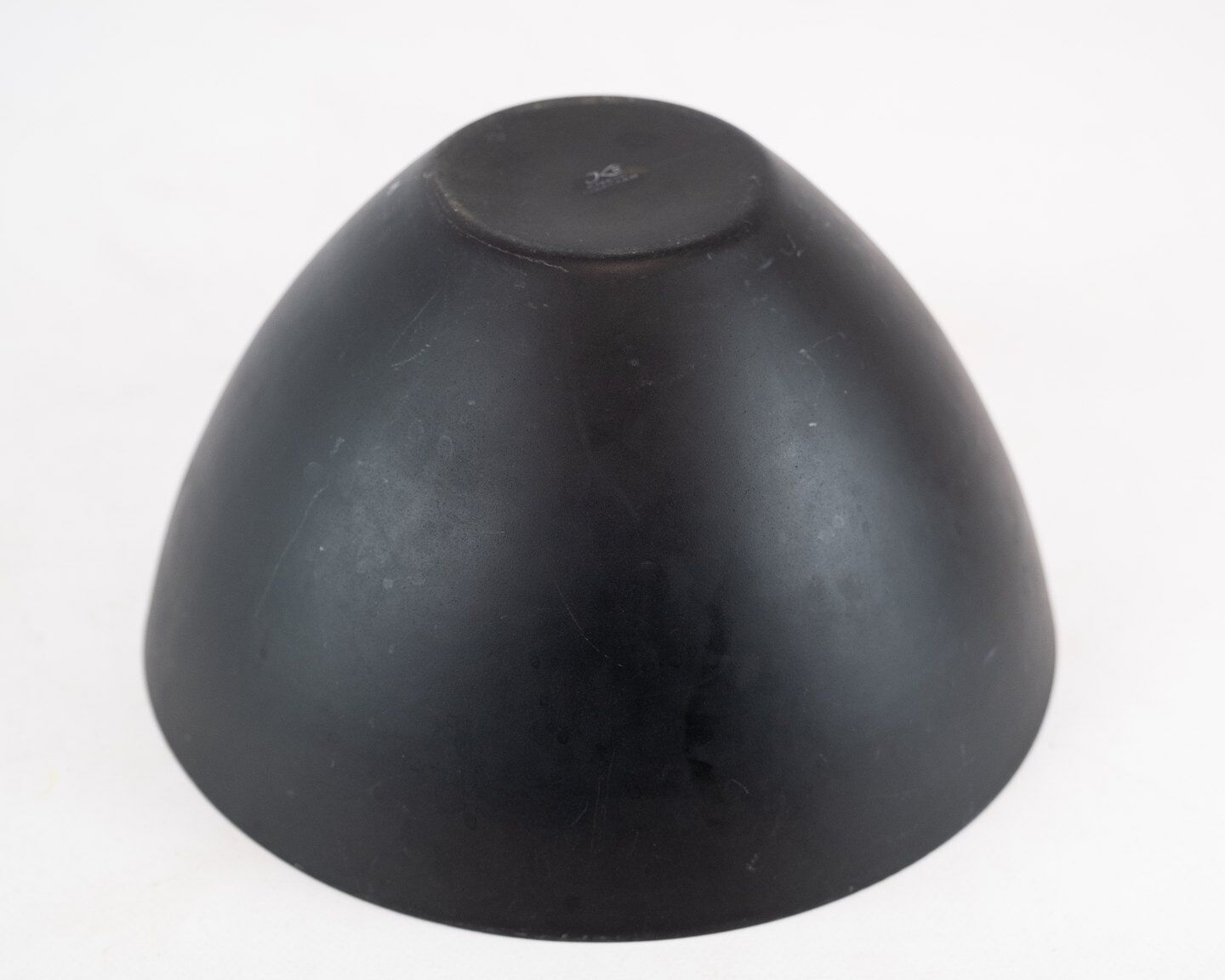 Bol Krenit d’Herbert Krenchel en métal noir et émail rouge des années 1960.
