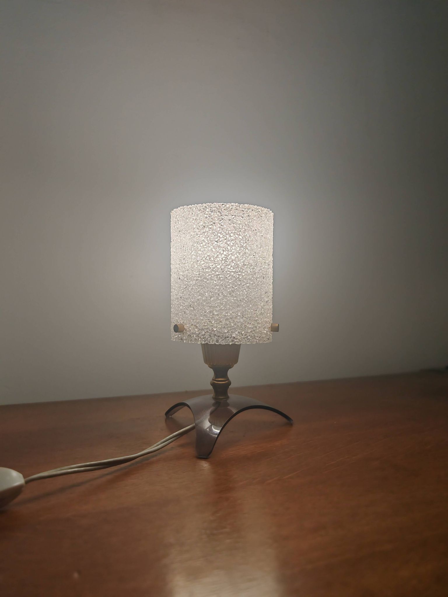 Vintage tripod lamp 60s/70s – Smoked Plexiglass, Brass & Frosted granite glass