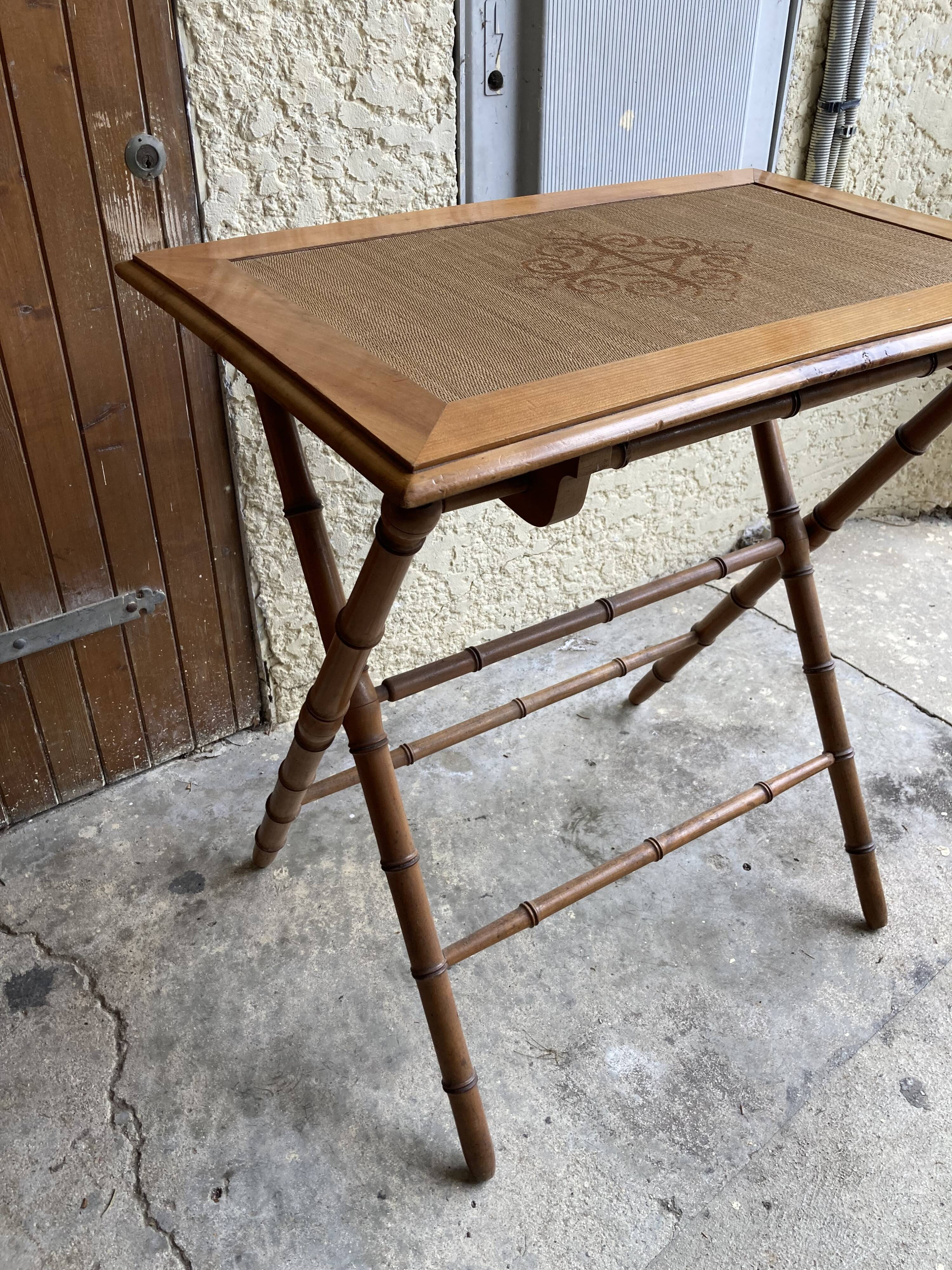 Table en bois style bambou et paille tressée