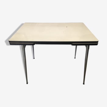 Table in white formica