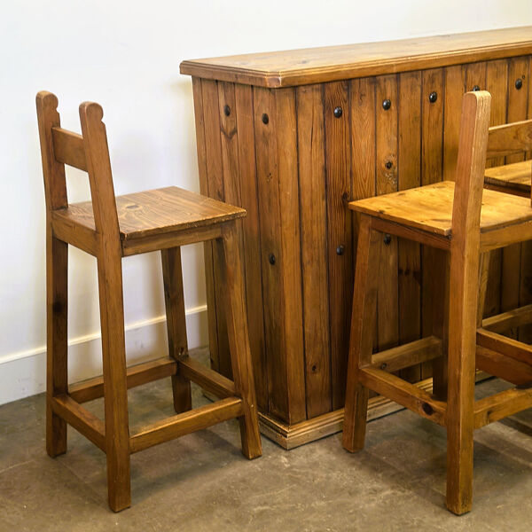Comptoir de bar en bois massif rustique avec 4 tabourets assortis – porte-bouteilles et rangement