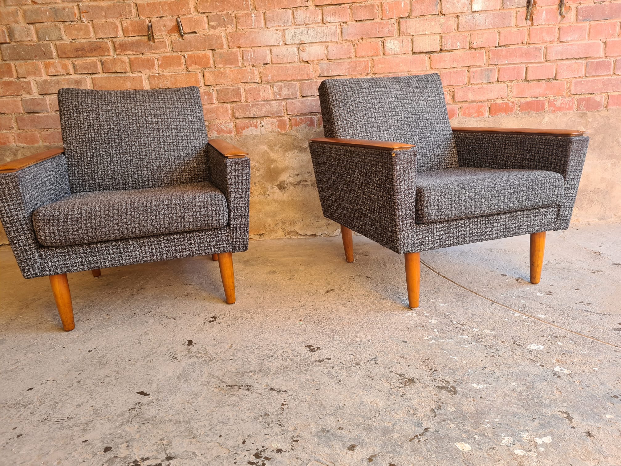 Paire de fauteuils club 70"