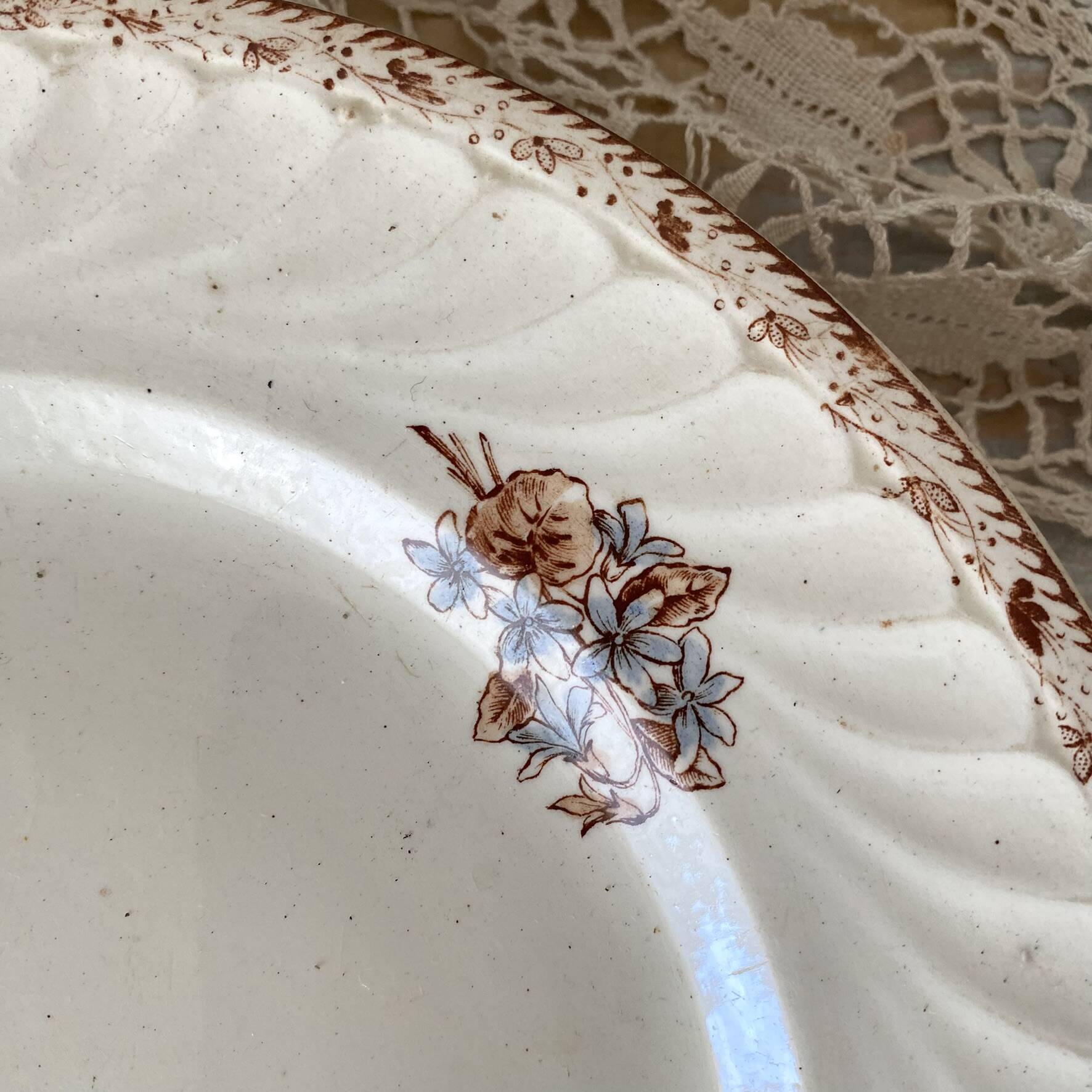 Antique polychrome ironstone dish from Salins, Saxon model.