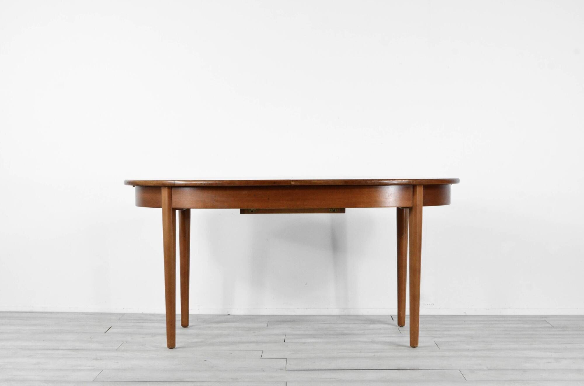 Table extensible oblongue en teck du milieu du siècle. Style vintage moderne/danois/rétro.