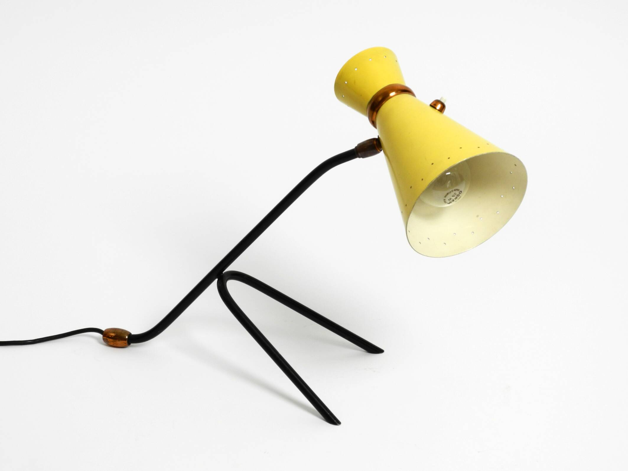 Grande lampe de table sur trépied de style mid-century moderne avec abat-jour diabolo jaune.